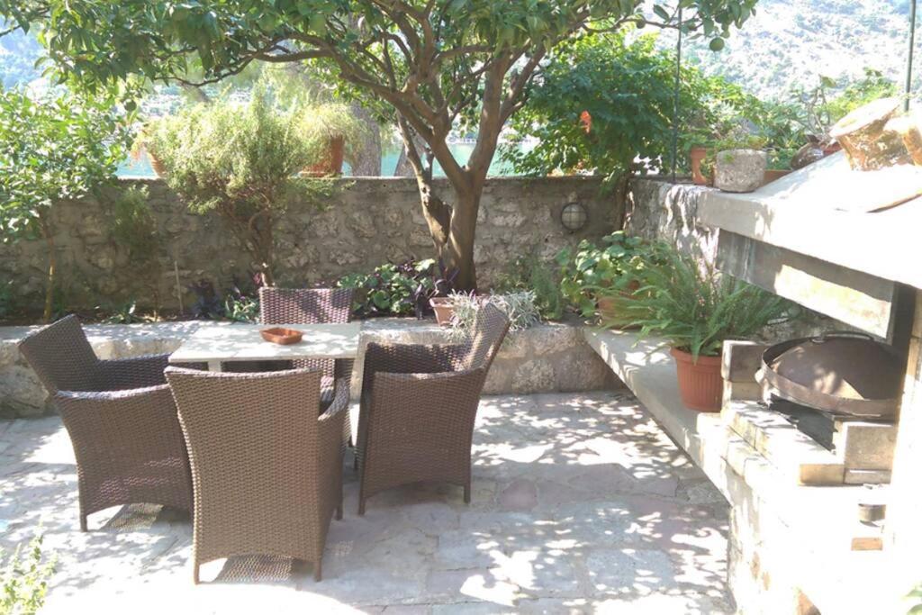 Garden Apartment- Near Sea 2 Dobrota Esterno foto